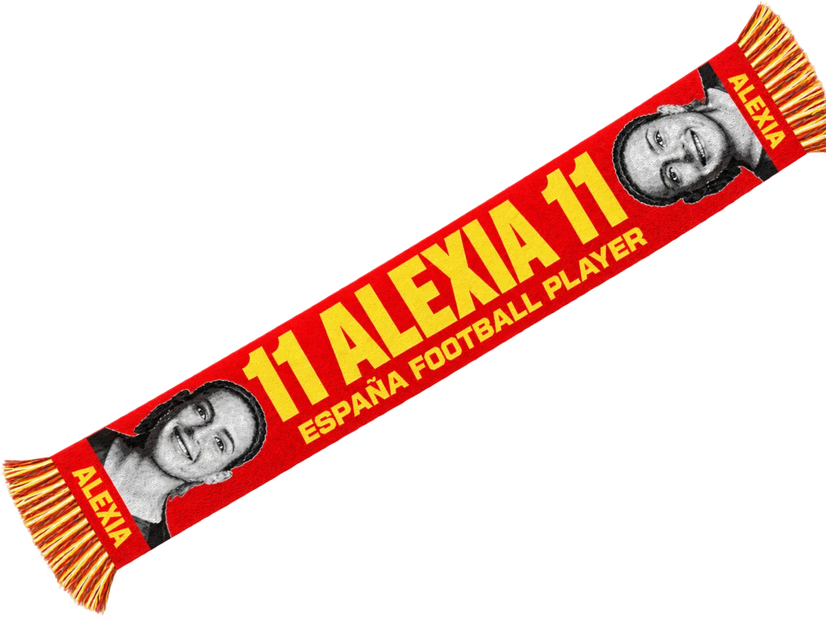 Bufanda de Alexia 11 roja con su nombre en amarillo, fotos en blanco y negro y la leyenda ESPAÑA FOOTBALL PLAYER