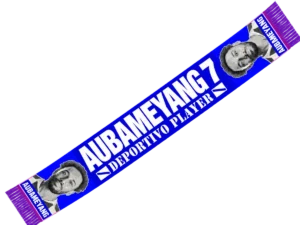 Bufanda de Aubameyang 7 azul con el nombre y el 7 en blanco, el texto DEPORTIVO PLAYER y fotos en los extremos