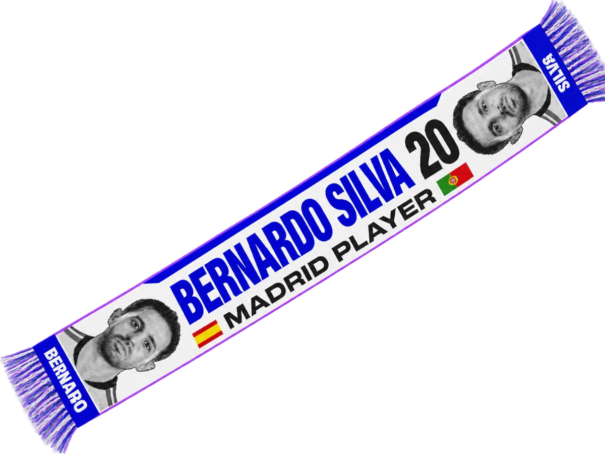 Bufanda de Bernardo Silva blanca y azul con el 20 en negro, la frase Madrid player y dos retratos en las puntas