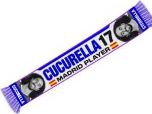 Bufanda de Cucurella 17, azul y blanca, con la leyenda MADRID PLAYER y fotos en blanco y negro en los extremos