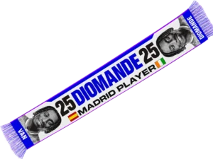 Bufanda de Diomande 25 blanca con franjas azules, fotos del jugador en blanco y negro y la leyenda MADRID PLAYER