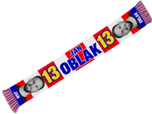 Bufanda de Jan Oblak roja y blanca con el 13 en amarillo, el apellido OBLAK en azul y fotos en blanco y negro