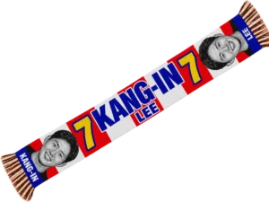 Bufanda de Kang-In Lee roja y blanca con KANG-IN en azul, el 7 en amarillo y fotos en los extremos