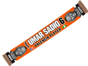 Bufanda de Umar Sadiq 6 naranja con UMAR SADIQ en blanco, VALENCIA PLAYER en negro y fotos en blanco y negro