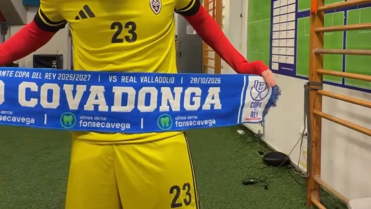 Jugador del CD Covadonga, de amarillo, sostiene en el vestuario la bufanda de Copa del Rey ante el Real Valladolid